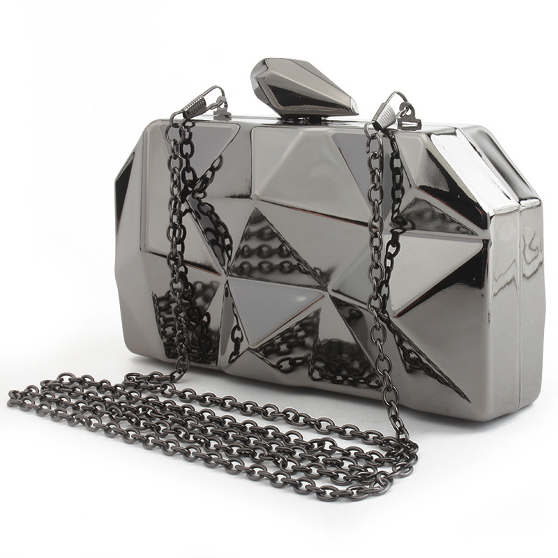 Bolso de noche con diseño geométrico