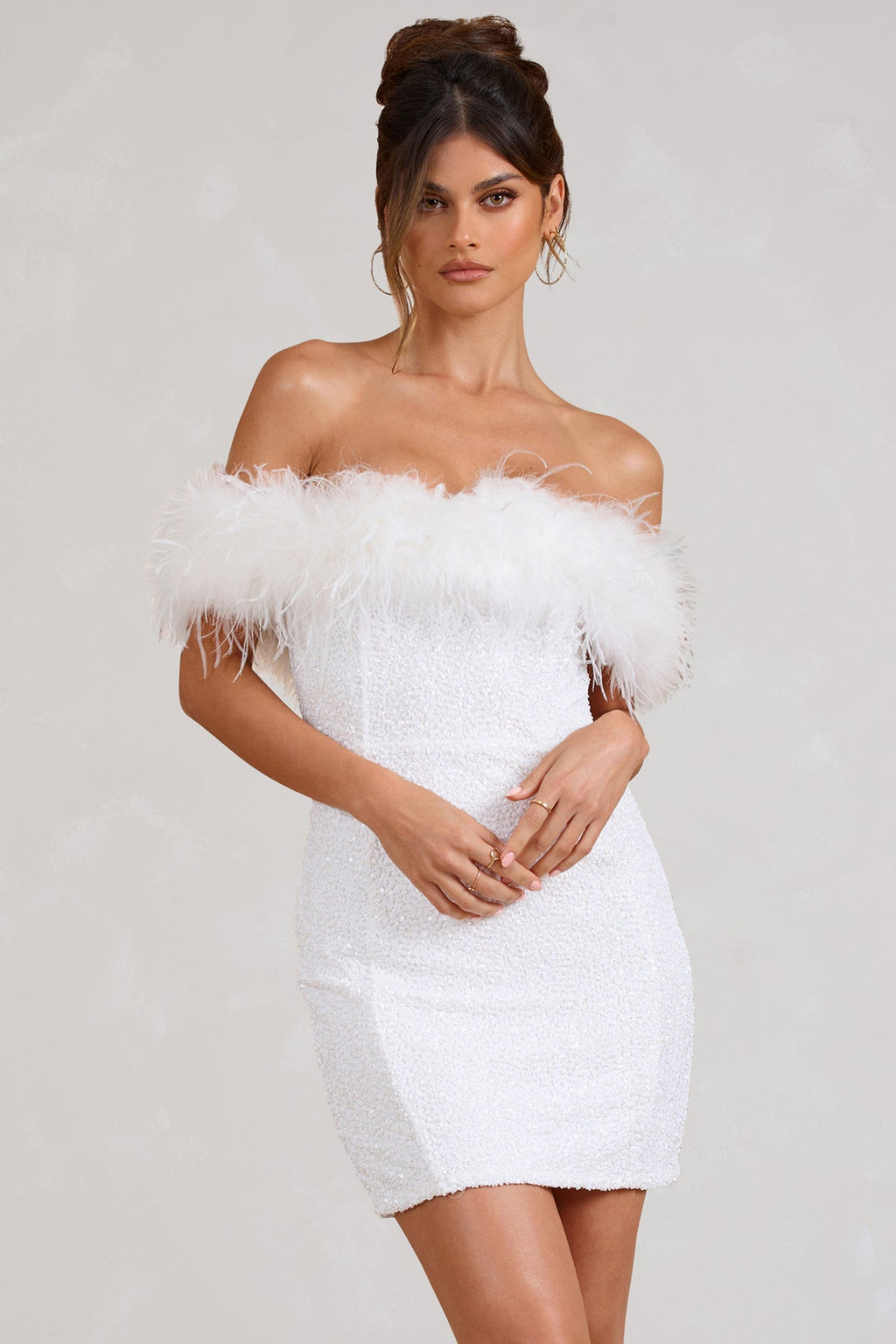 Vestido con lentejuelas y plumas