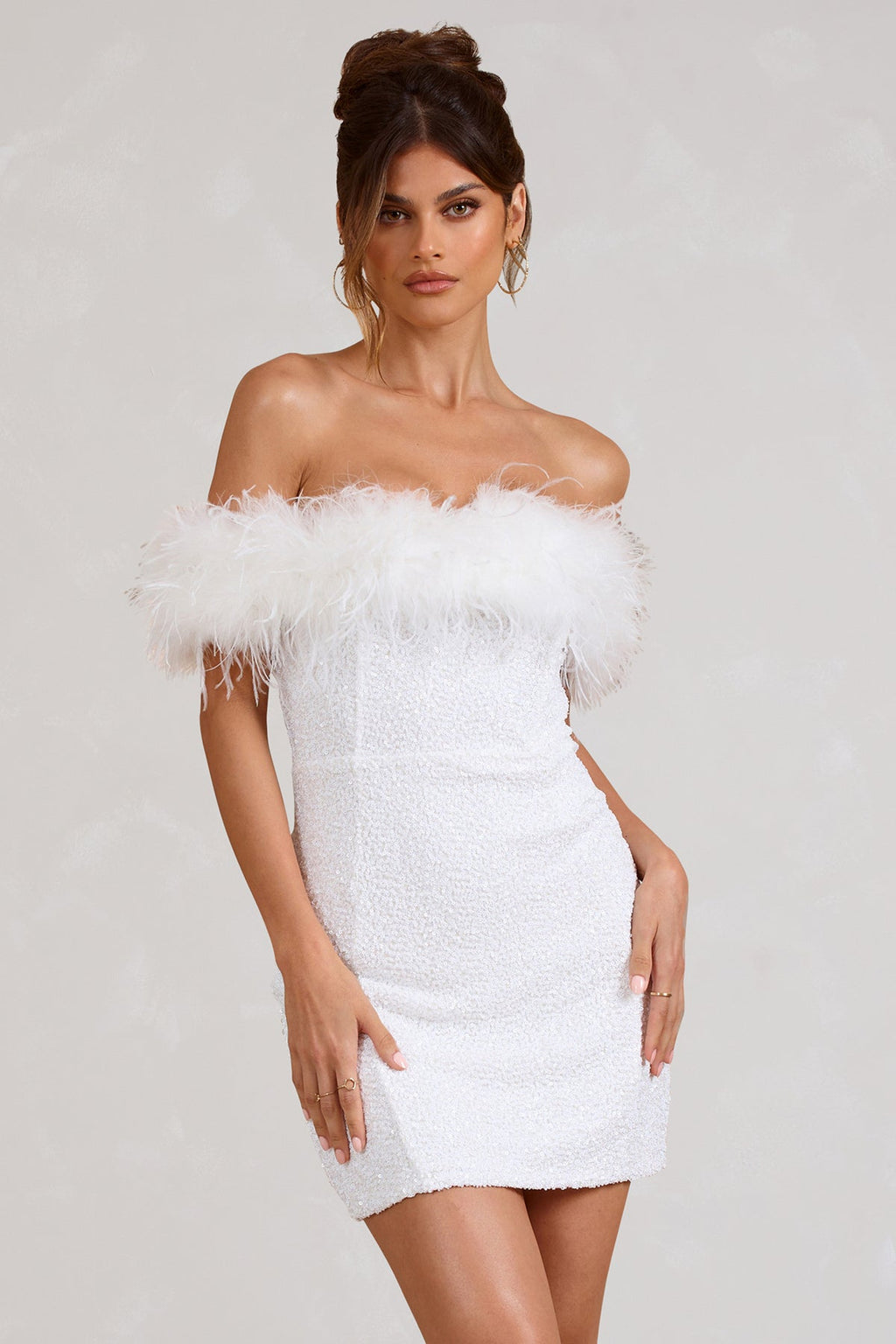 Vestido con lentejuelas y plumas