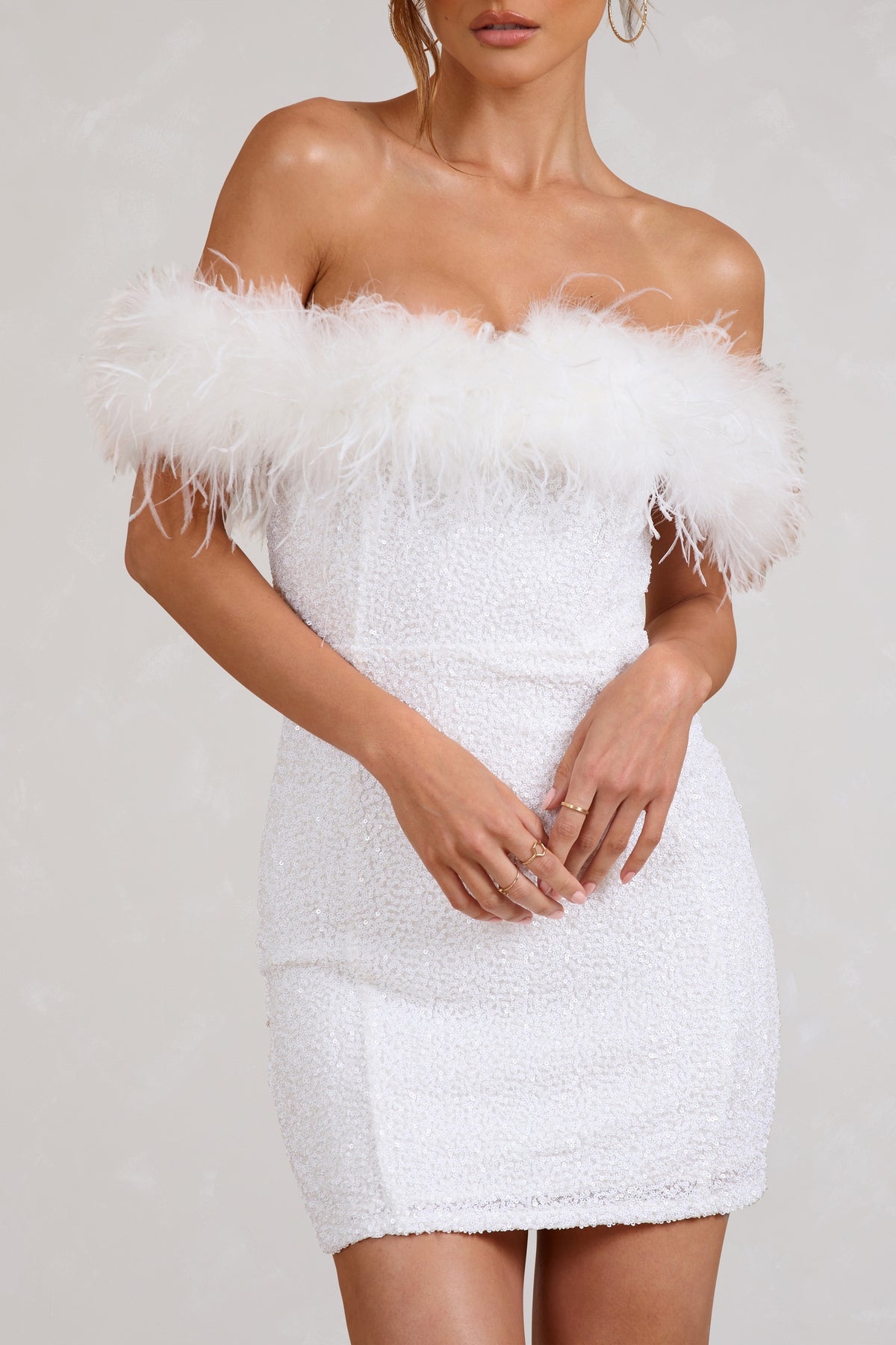 Vestido con lentejuelas y plumas