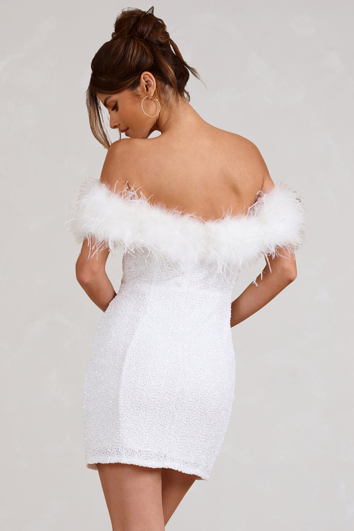 Vestido con lentejuelas y plumas