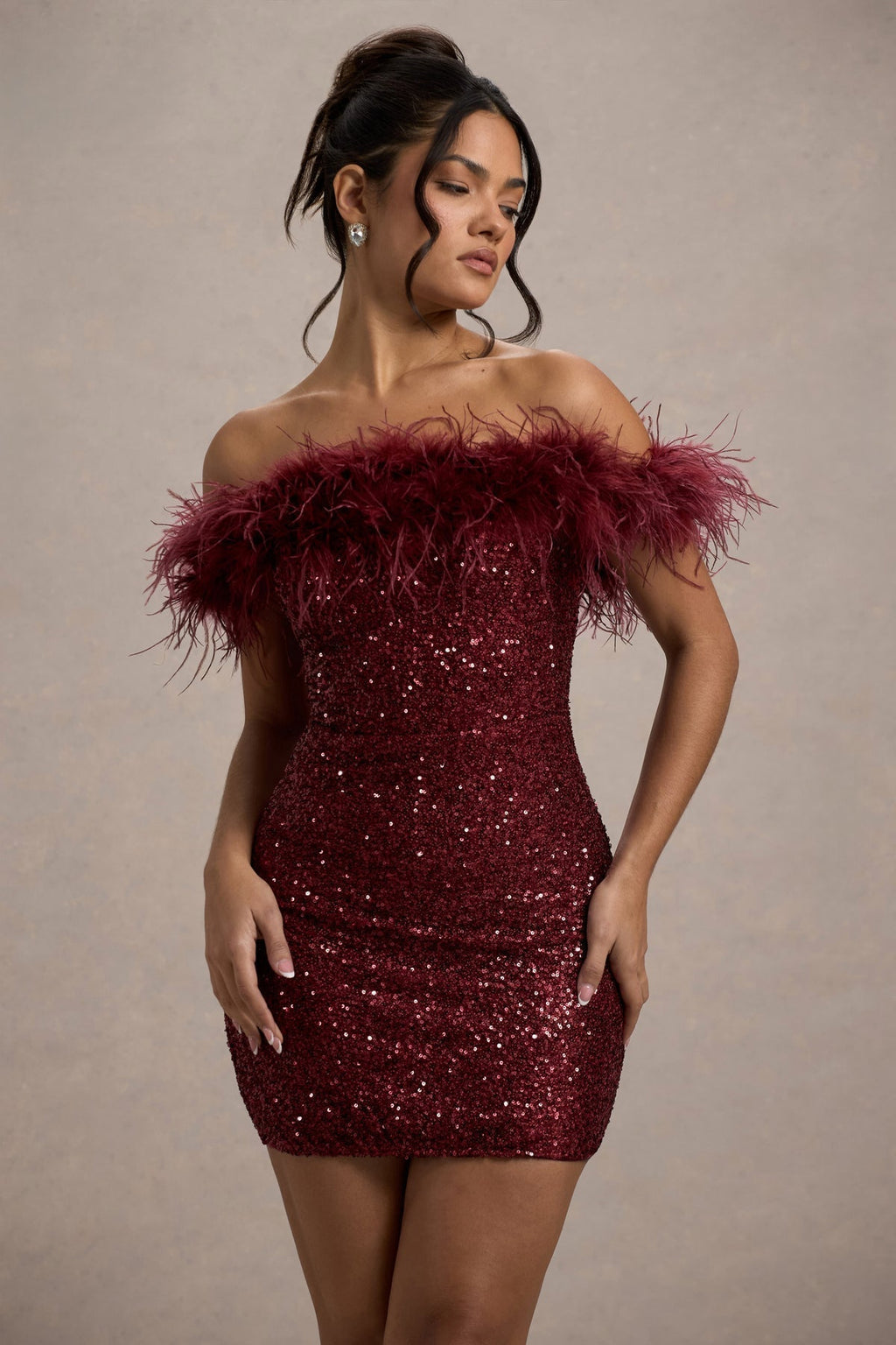 Vestido con lentejuelas y plumas