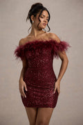 Vestido con lentejuelas y plumas