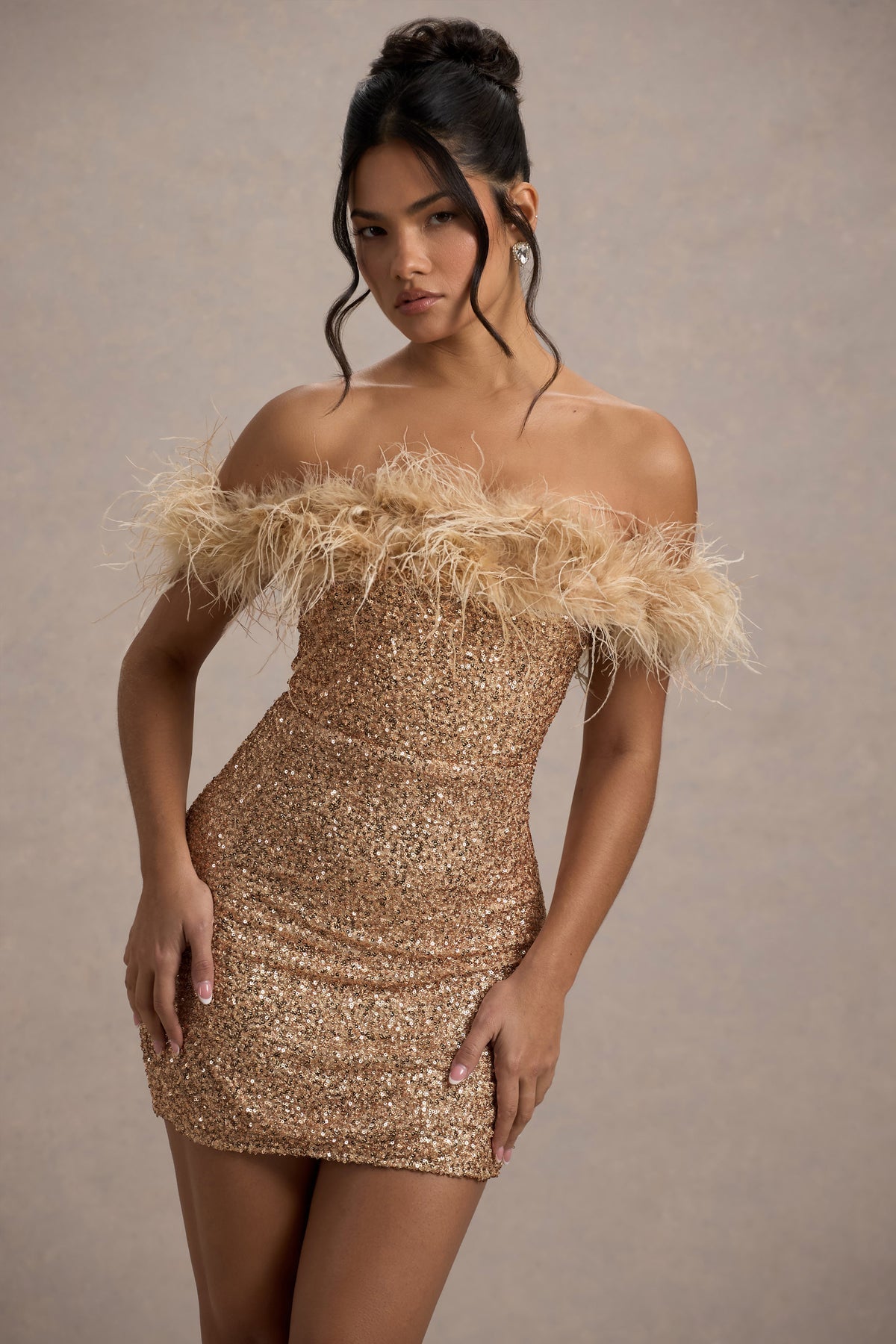 Vestido con lentejuelas y plumas