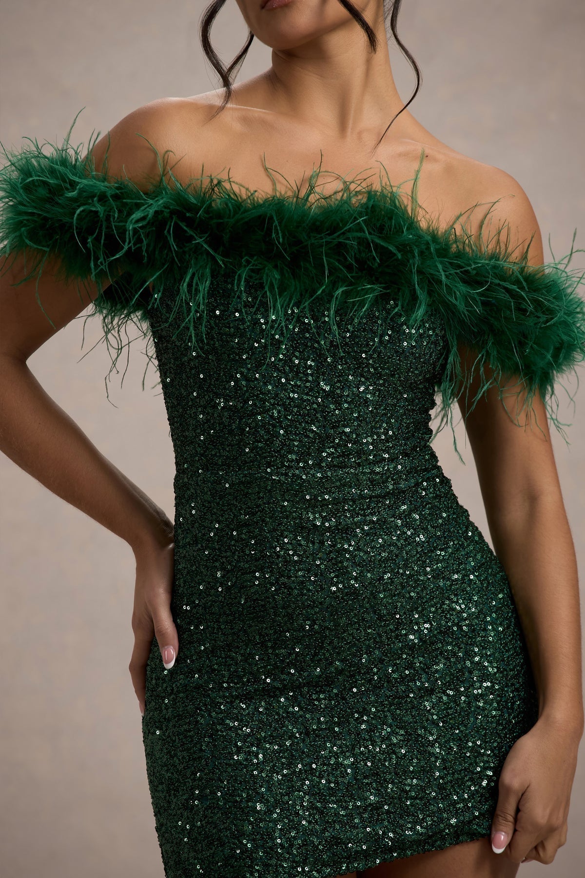 Vestido con lentejuelas y plumas