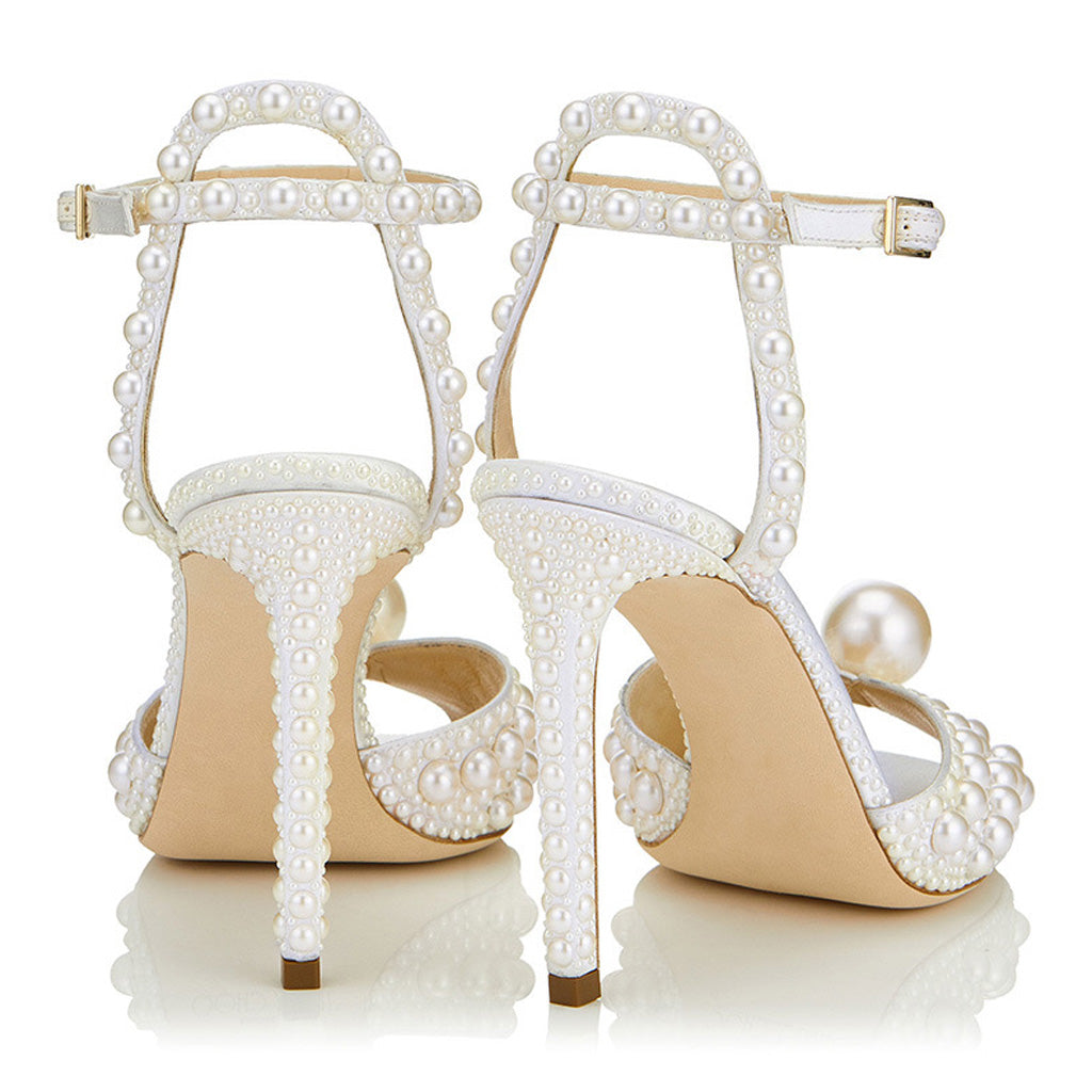 Tacones de aguja con perlas